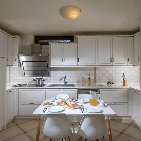 Azzuro With Private Pool By Estia