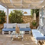 Azzuro With Private Pool By Estia 헐소니소스